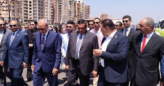 وزير التنمية المحلية ومحافظ القليوبية يفتتحان مشروع النقل الجماعى بمدينة بنها