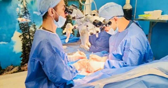 فريق جراحي ببنها الجامعي يعيد توصيل إصبع مبتور بيد مريض.. صور