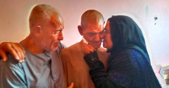لحظات مؤثرة.. قصة شاب يعود لأحضان أسرته بعد غياب 28 سنة فى الأقصر.. صور