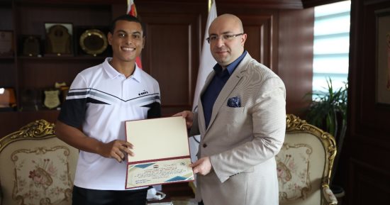 محافظ بنى سويف يكرم  الفائز بالميدالية الفضية فى بطولة العالم البارالمبية