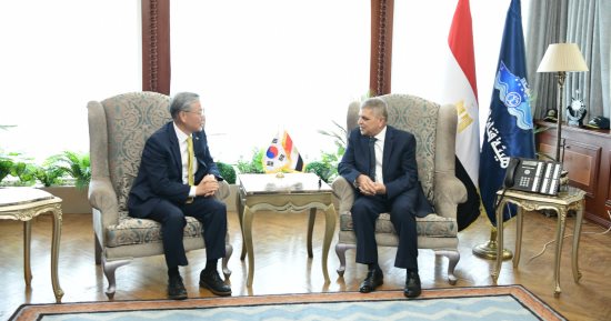 الفريق أسامة ربيع يستقبل السفير الكوري الجنوبي لبحث التعاون فى مجالات التحول الأخضر