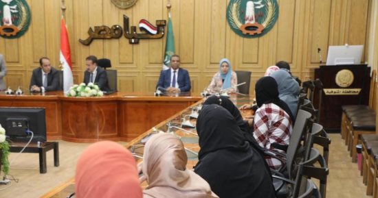 محافظ المنوفية يستمع لشكاوى عدد من الأسر ويقرر صرف بونات مواد غذائية مجانية