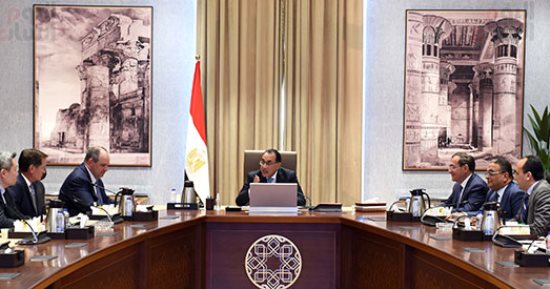 رئيس الوزراء يلتقى مسئولى شركة أباتشى الأمريكية لاستعراض الخطط المستقبلية.. تخطط لاستثمار 1.4 مليار دولار جديدة فى السوق المصرية خلال العام المقبل.. مدبولى: هذه أوقات صعبة يمر بها العالم أجمع ومصر ليست استثناءً