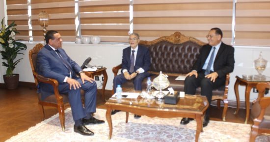 وزير التنمية المحلية يتابع مع محافظى الشرقية والمنيا بدء تشغيل المجمعات الحكومية
