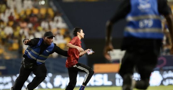 النيابة السعودية تطالب الجماهير بالالتزام بالتعليمات وتحذر من نزول الملاعب