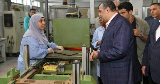 وزير الإنتاج الحربى يتفقد شركة "قها للصناعات الكيماوية" 