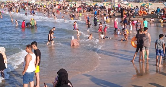 مصيف ببلاش.. توافد المصطافين للاستمتاع بشواطئ بلطيم