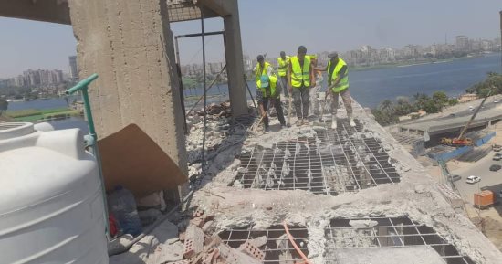 محافظة القاهرة تزيل عقارا مائلا مكونا من 11 طابقا .. صور