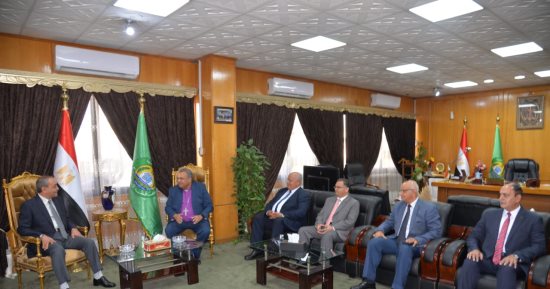 محافظ الإسماعيلية يناقش مع رئيس الطائفة الإنجيلية بمصر ترسيخ مبادئ المواطنة