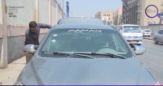 نقاش يخصص سيارته لنقل مرضى السرطان مجانا.. ويؤكد: تكفينى الدعوات وربنا بيراضينى