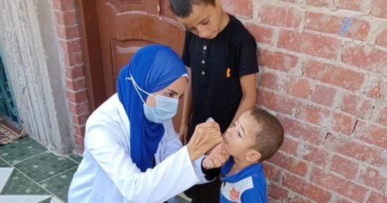 حملة التطعيم ضد مرض شلل الأطفال بشمال سيناء تتواصل من منزل لآخر.. صور
