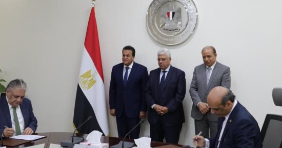 توقيع بروتوكولات تعاون بين طب المنصورة ومديرية الشئون الصحية بالدقهلية