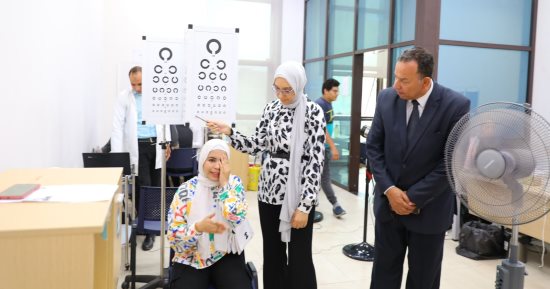 رئيس جامعة المنصورة الجديدة يتفقد الكشف الطبى على الطلاب الجدد
