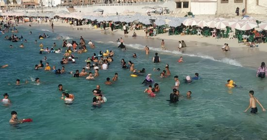 آلاف المصطافين يستمتعون بشواطئ ومياه مطروح
