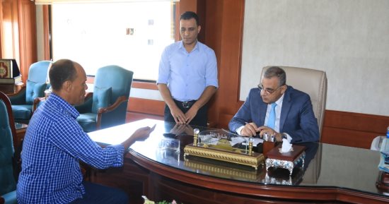 209 مواطنين يعرضون مطالبهم على محافظ سوهاج خلال اللقاء الجماهيرى الأسبوعى