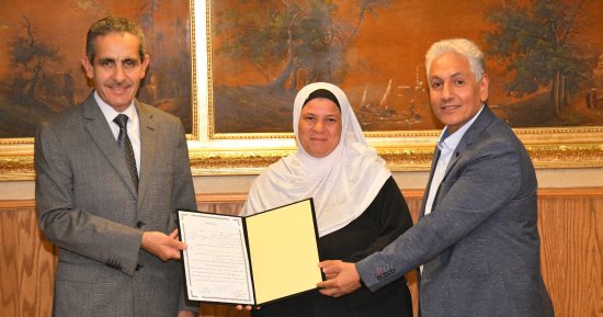 محافظ الغربية يسلم 13 عقد عمل فى القطاع الخاص لمواطنين