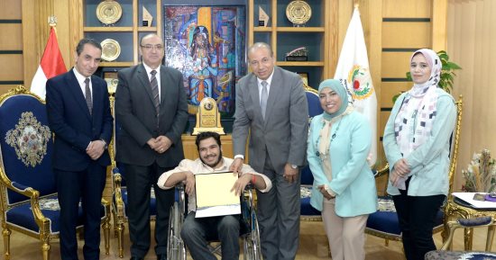 رئيس جامعة المنصورة يكرم المتفوقين من الطلاب ذوى الهمم  