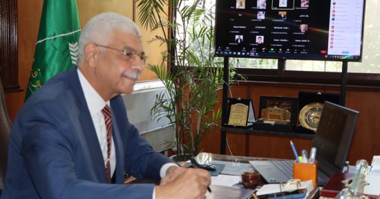 رئيس جامعة المنوفية يعقد لجنة المختبرات والأجهزة العلمية "أون لاين"