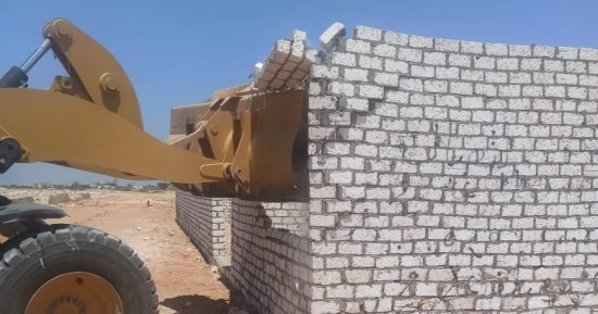 إزالة حالتى تعد بالبناء المخالف بالإسماعيلية 