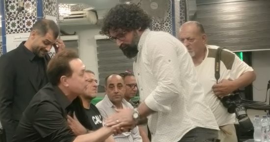 حكيم يقدم واجب العزاء فى الفنان الراحل أحمد الشوكى.. صور