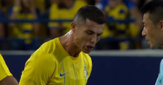 رونالدو ينفجر فى وجه حكم مباراة النصر ضد شباب الأهلى بأبطال آسيا..فيديو