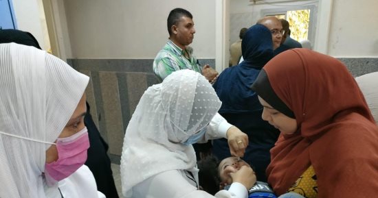 محافظ شمال سيناء يتابع حملة التطعيم ضد شلل الأطفال بمدينة العريش.. صور