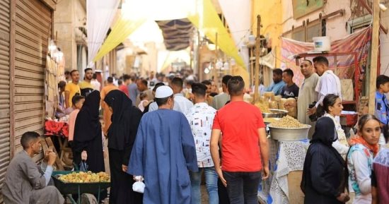 أقباط وشعب الكنيسة الأرثوذكسية بالأقصر يحتفلون بعيد إصعاد العذراء.. صور