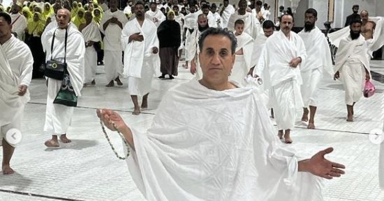 أحمد شيبة يؤدى مناسك العمرة لوالدته الراحلة.. صور
