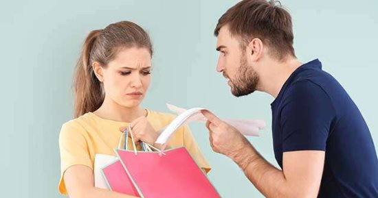 بيسألك عن مرتبك ومش بيشترى هدايا.. علامات بتقولك إن خطيبك بخيل