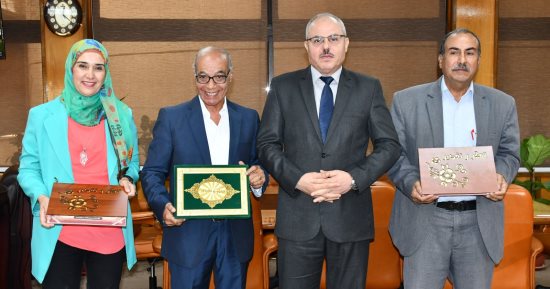 رئيس جامعة القناة يستقبل الفائزين بجوائز الجامعة
