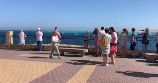رواج سياحى بالغردقة.. رحلة الستى تورز تجذب سياح العالم للتعرف على معالم المدينة.. إقبال كبير على زيارة كورنيش فلفلة لمشاهدة جزيرة الجفتون.. والأجانب يتعرفون على ثقافة أهل البحر الأحمر فى "جولة البلد".. صور 