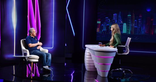 المخرج عمر عبد العزيز ضيفا على برنامج بـ"الخط العريض" اليوم