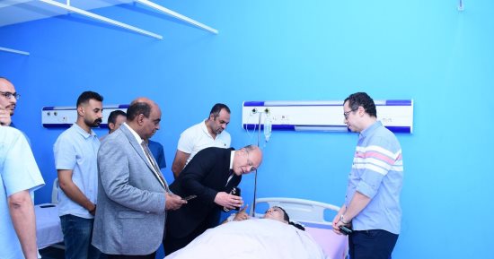 رئيس جامعة سوهاج يطمئن على وفد جامعة المنصورة إثر تعرضه لحادث بالصحراوى الشرقى