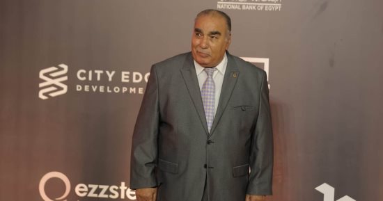 سيد صادق يبكى على السجادة الذهبية لمهرجان الدراما متأثرا بتكريمه.. صور وفيديو