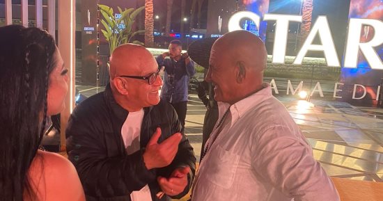 مهرجان الدراما.. محمد لطفى يقبّل رأس خيرى بشارة ويعلق: أبويا وأستاذى ومعلمى