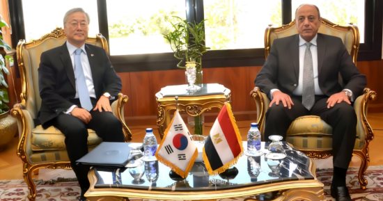 وزير الطيران يلتقى سفير كوريا الجنوبية لدى القاهرة