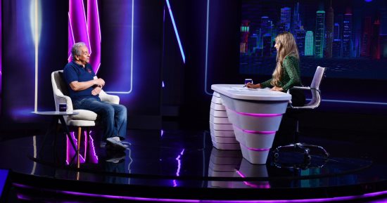 المخرج عمر عبد العزيز ضيف برنامج بالخط العريض لإيمان أبو طالب غدًا