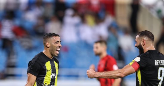 الاتحاد يكتسح الرياض برباعية بنزيما وحمد الله ويواصل صدارة الدورى السعودى