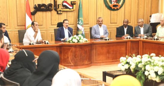 محافظ المنوفية يسلم مساعدات مالية وعينية لأكثر من 50 من الأسر الأولى بالرعاية