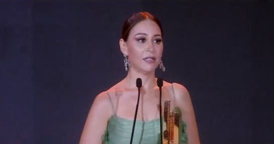 منة شلبى: ممتنة إنى بتكرم وسط نجوم كبار ومن مهرجان الدراما فى بلدى