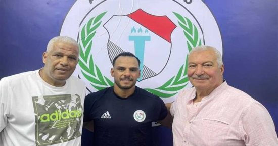 خالد قمر يوقع على عقود انضمامه للداخلية