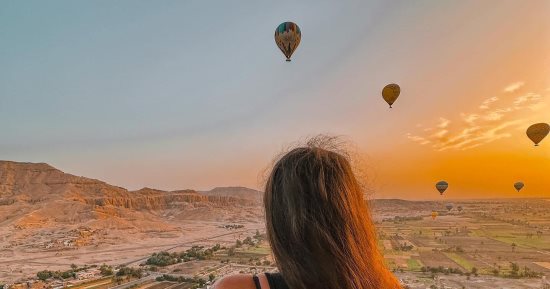 صورة اليوم.. مشهد البالون الطائر من الأعلى يسحر قلب سائحة فى الأقصر