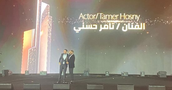 تكريم تامر حسنى فى حفل توزيع جوائز مهرجان القاهرة للدراما فى العلمين
