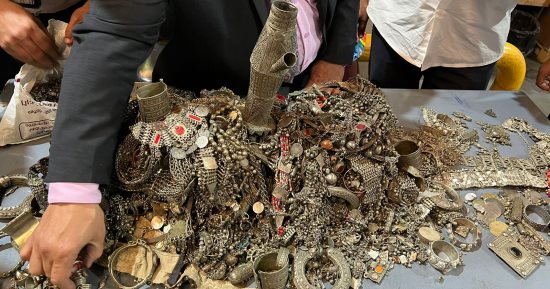 جمارك الواردات الجوية بمطار القاهرة تحبط محاولة تهريب حلى وعملات أثرية.. صور