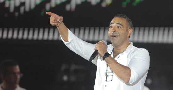 محمد عدوية يتألق فى حفله بمهرجان العلمين بباقة من أروع أغانيه ويغنى لوالده.. صور