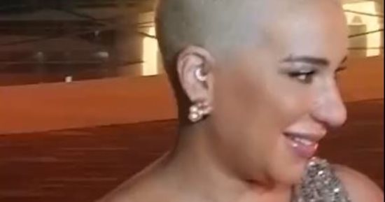 أسما شريف منير من الطرحة لحلاقة شعرها فى مهرجان القاهرة للدراما.. فيديو