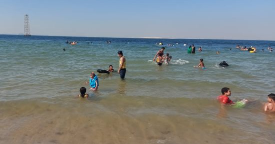 إقبال كبير على شاطئ فايد الجديد لتوافر الخدمات ورسوم دخوله المناسبة.. فيديو وصور