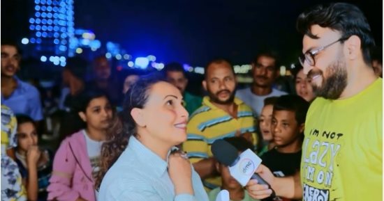 أحمد يونس يهدى تذاكر حفلة لأسر بالعلمين الجديدة فى "أتوبيس السعادة" 