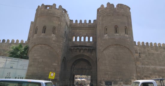 استكمال تطوير القاهرة التاريخية.. تغيير تصميمات واجهات المبانى على العمارة الإسلامية بمناطق بوابتى النصر والفتوح وشارع المعز.. واستغلال المناطق الخربة لإنشاء فنادق ومبانٍ خدمية وجراجات.. صور