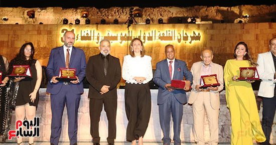 وزيرة الثقافة ورئيس الأوبرا يكرمان ريهام عبد الحكيم وناير ناجي فى افتتاح مهرجان القلعة